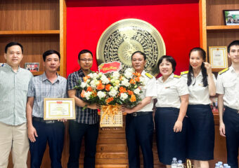 ABC Food vinh dự là 1 trong 2 doanh nghiệp nhỏ của huyện Thuận Thành (cũ) được ngành Thuế trao tặng bằng khen